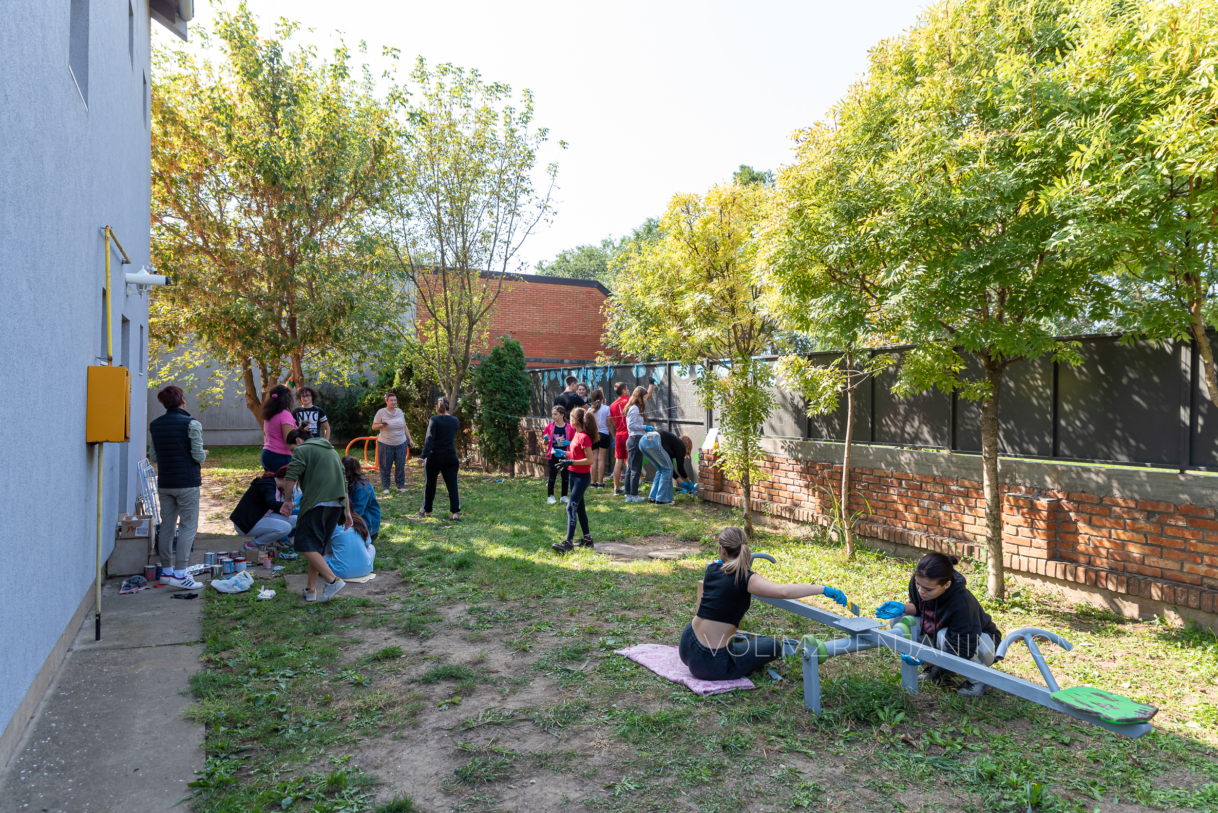 Volonteri Interakt kluba i deca oslikali unutrašnji deo zida Sigurne kuće