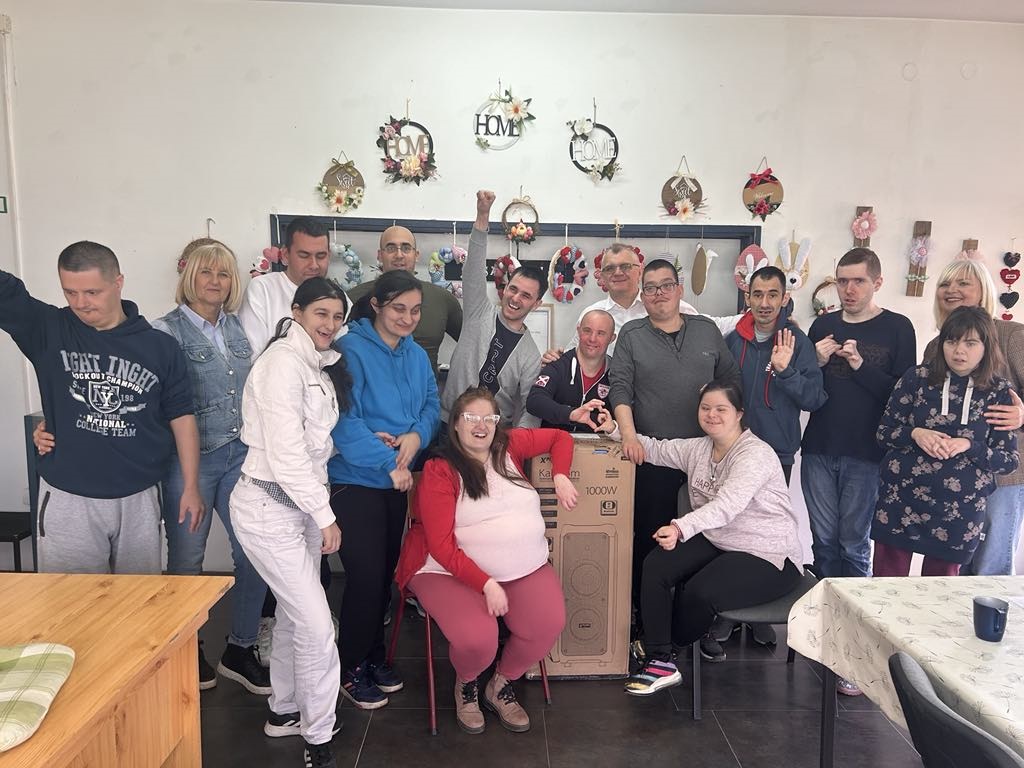Donacija Blutut zvučnika kompanije MaxBet korisnicima Dnevnog boravka „Naša priča“